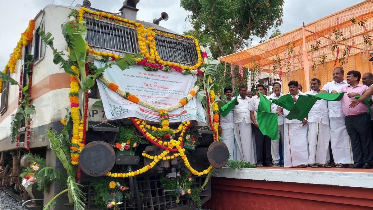 Union Minister Inaugurates New Stoppage At Rasipuram Railway Station