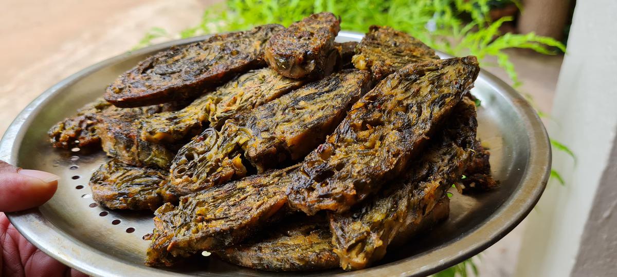 Fried ‘pathrode’, a snack made from colocasia leaves