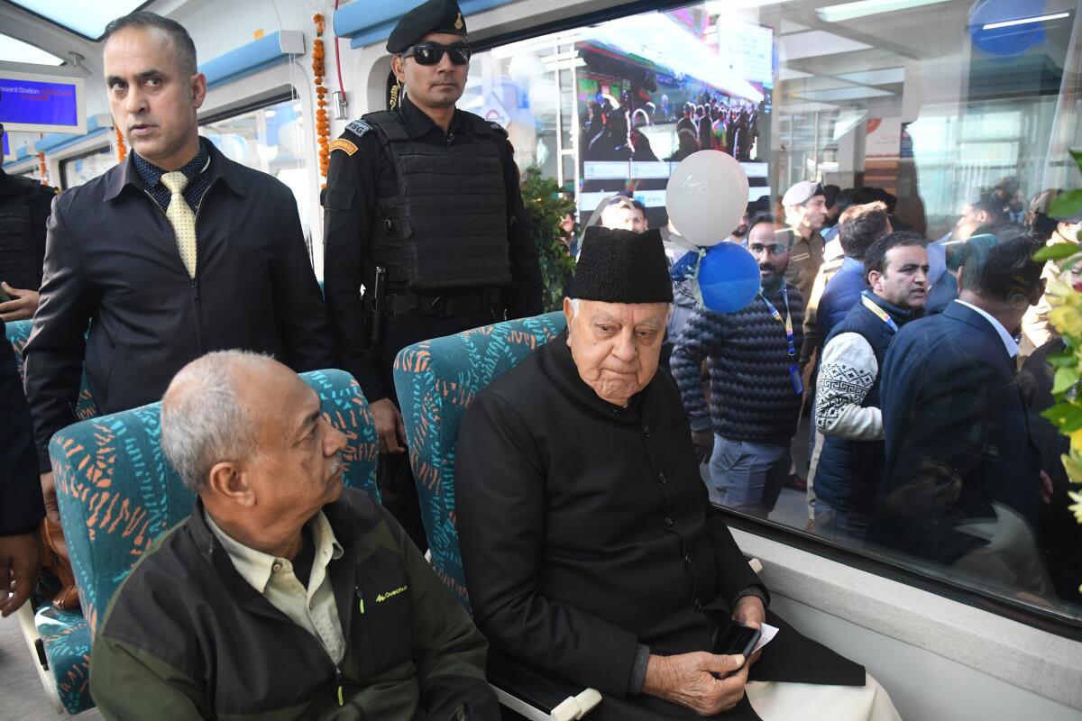 Ο πρώην πρωθυπουργός Τζαμού και Κασμίρ Φαρούκ Αμπντουλάχ μέσα σε ένα από τα νέα πούλμαν στο Σριναγκάρ
