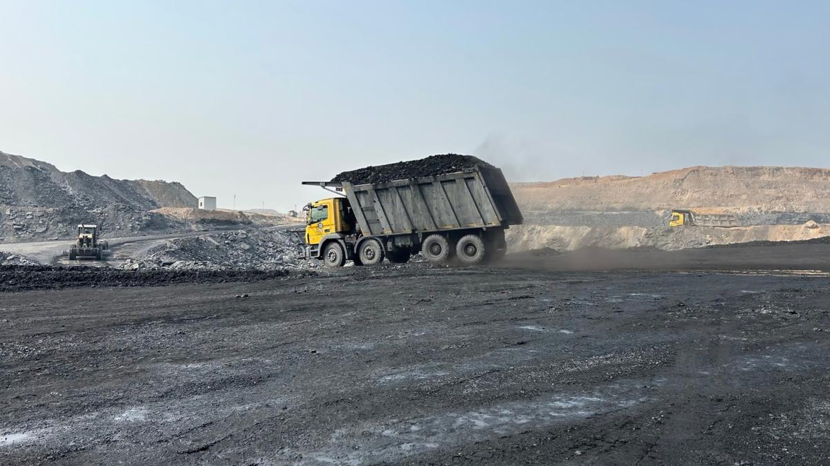 Daimler India begins delivery of 80 units of 3532CM mining tippers