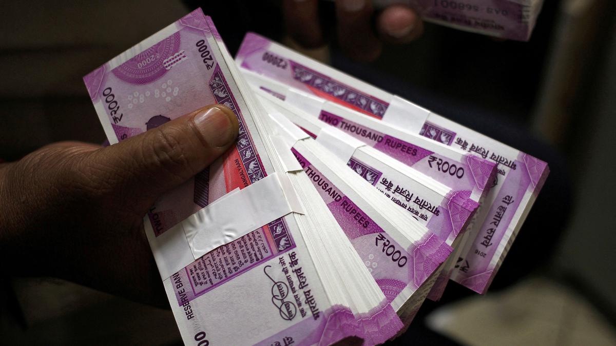 RBI to pull out ₹2,000 notes from active circulation