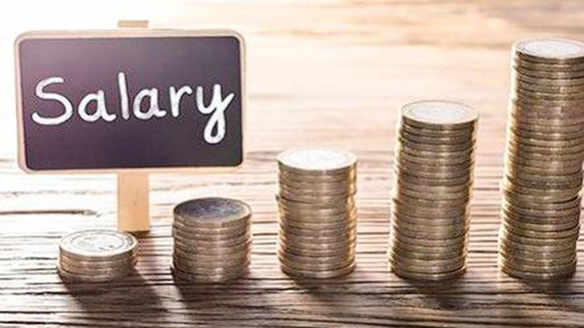 इस तारीख से लागू होगा बढ़ा हुआ महंगाई भत्ता, शुक्रवार शाम को हुई केंद्रीय कैबिनेट की बैठक के बाद यह फैसला लिया गया है।- The increased dearness allowance will be applicable from this date, this decision has been taken after the meeting of the Union Cabinet held on Friday evening.