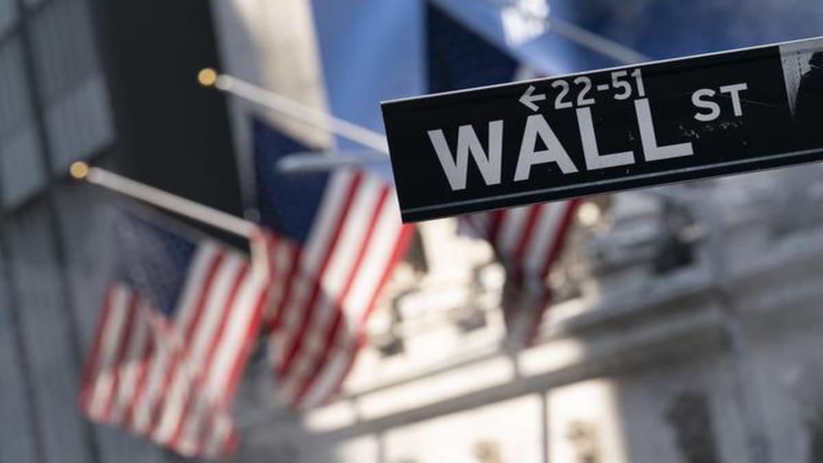 U.S. stocks sink on new COVID variant; Dow loses 905 points