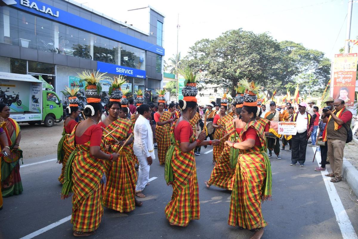 Hundreds of artistes showcased Kamsaale, Dollu Kunitha, Pooja Kunitha, Veeragaase, Nandi Dhwaja, Navilu Kunitha, Bombe Kunitha, Nagari, and Kangeelu Kunitha during the procession.