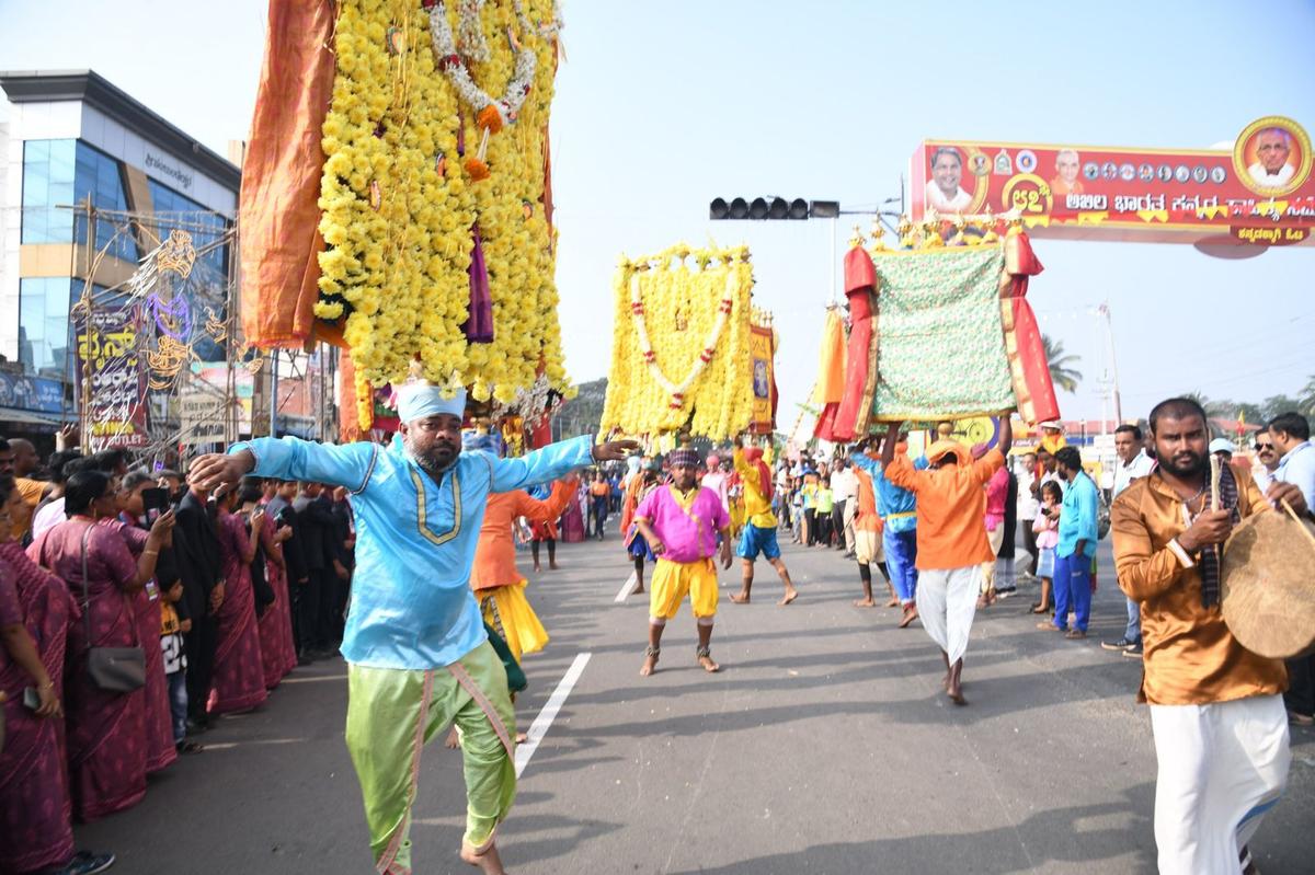 A carnival-like atmosphere prevailed all through the procession route. Hundreds of artistes showcased Kamsaale, Dollu Kunitha, Pooja Kunitha, Veeragaase, Nandi Dhwaja, Navilu Kunitha, Bombe Kunitha, Nagari, and Kangeelu Kunitha during the procession.