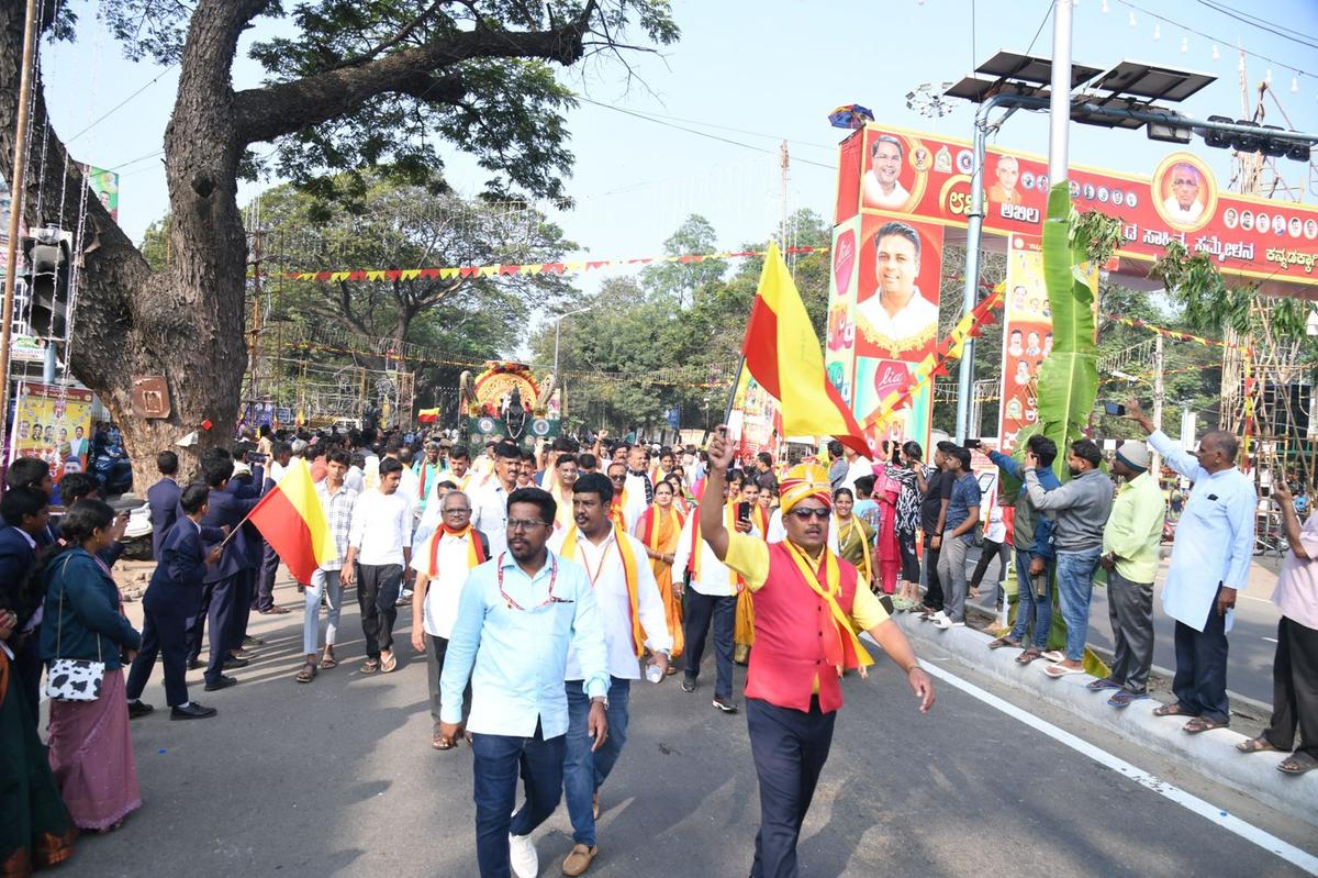 Hundreds of people, including writers, artistes, school children, government staff and officials, marched in the procession waving yellow-red flags and banners. Pro-Kannada slogans reverberated in the air throughout the 6 km procession route.