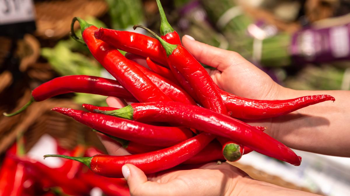 Why people in warm countries eat spicy food?