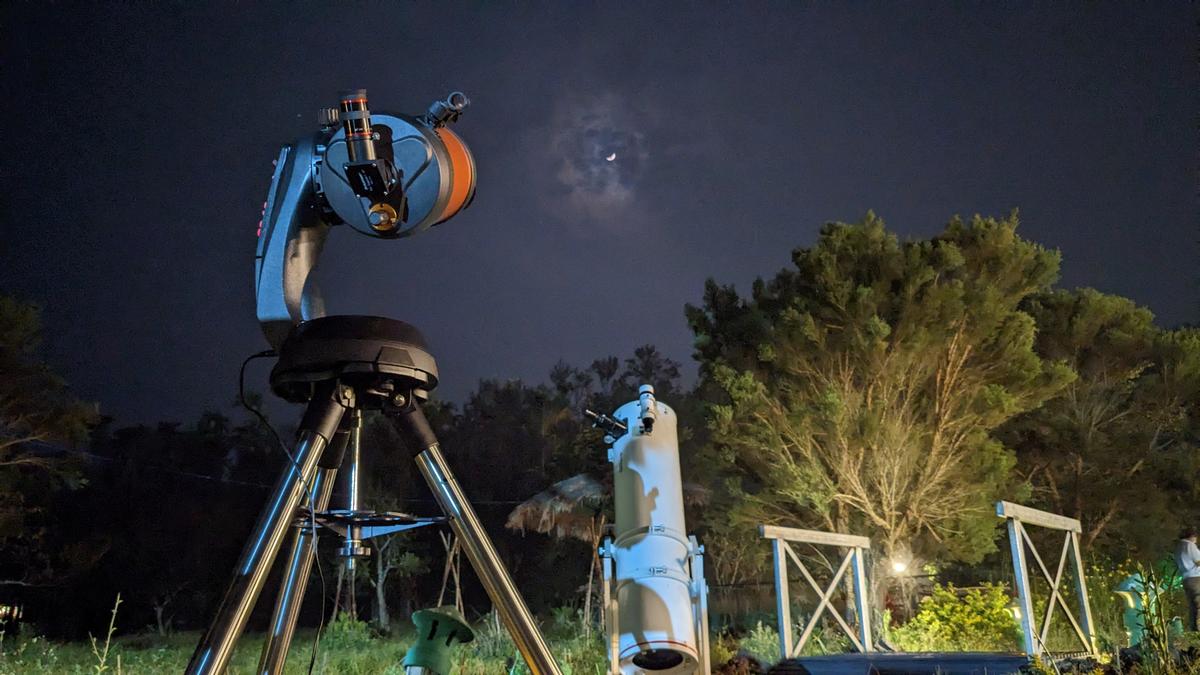 रात्रि आकाश के लिए मंच पूरी तरह तैयार है।