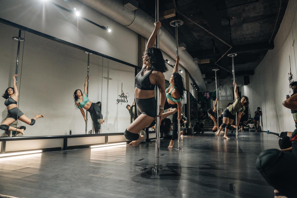 Students during a workshop by international pole artist Sarah Scott at Anusha’s studio 