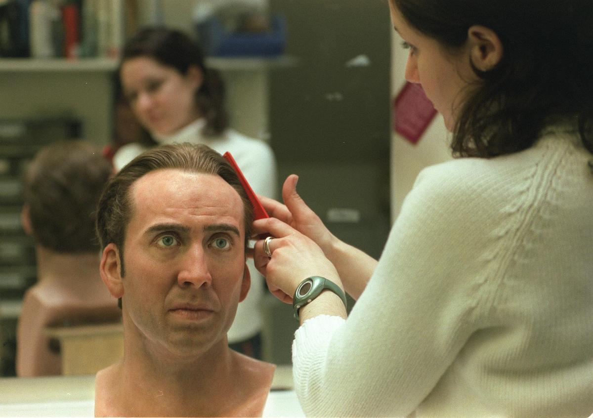 Jo Kinsey, artista dei capelli e del colore al Madame Tussaud's, dà gli ultimi ritocchi alla testa di cera dell'attore hollywoodiano Nicolas Cage. 
