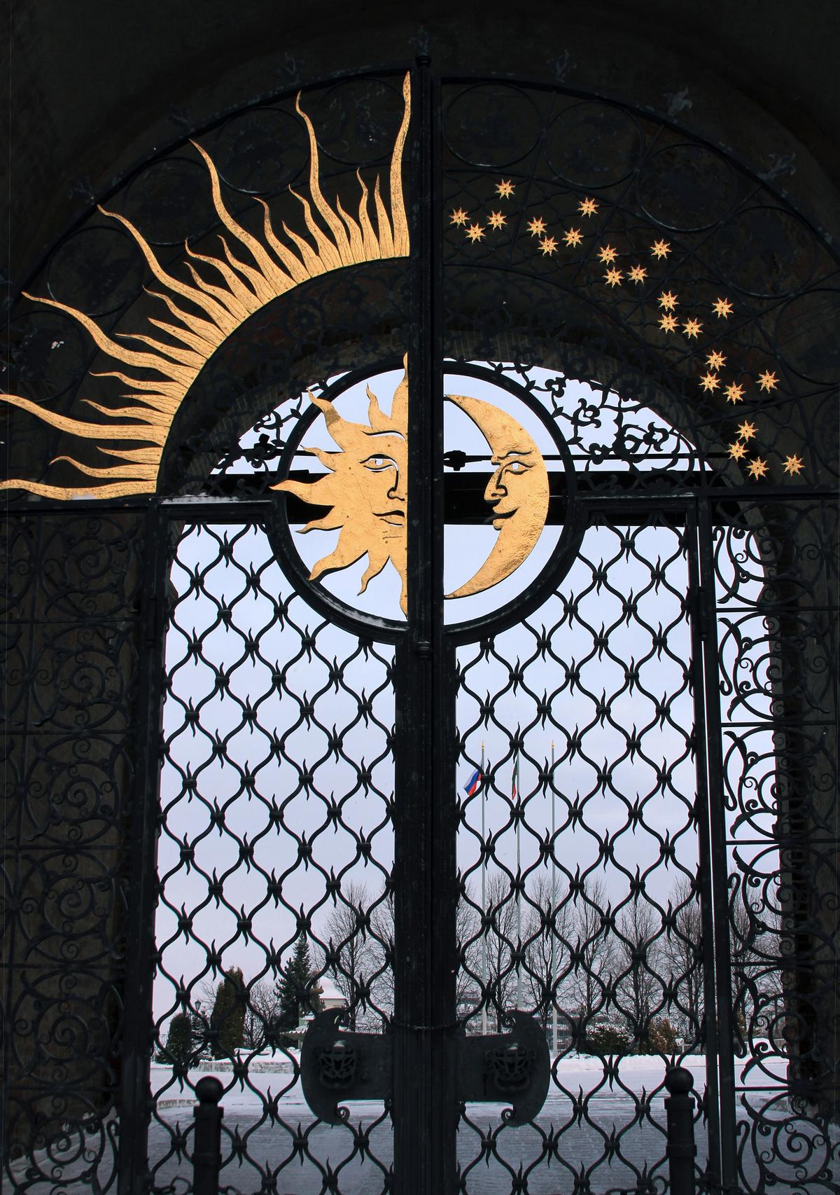 सूर्य और चंद्रमा भी प्रकाश और अंधकार के विचार को आगे बढ़ाते हैं। सूर्य और चंद्रमा भी प्रकाश और अंधकार के विचार को आगे बढ़ाते हैं।