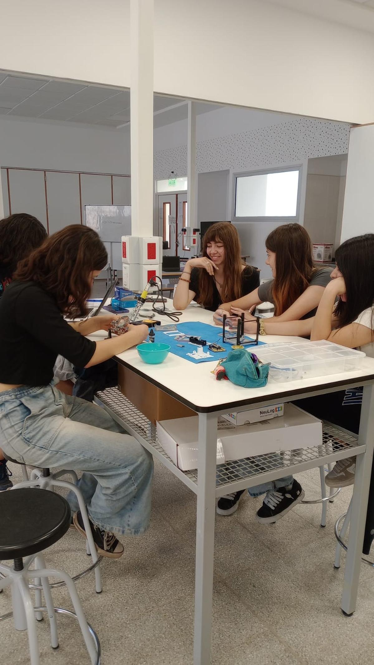 शक्तिसैट कार्यशाला के दौरान अर्जेंटीना के छात्र।