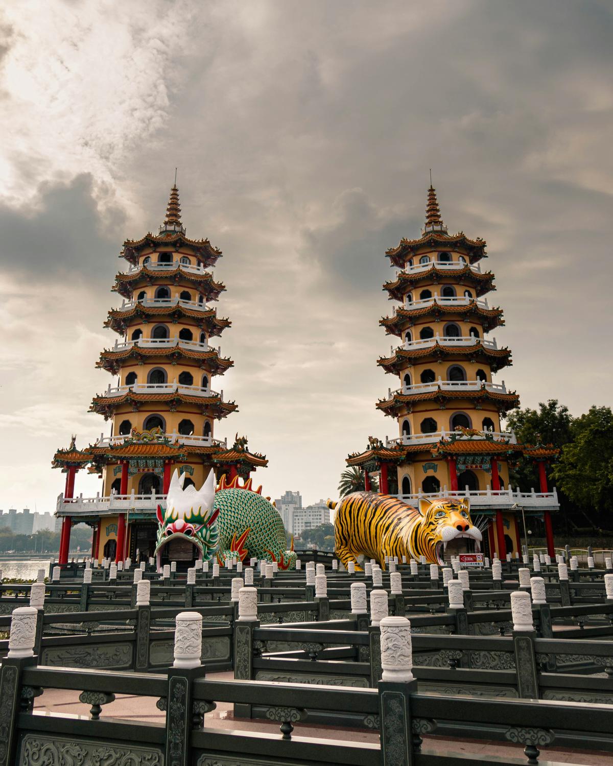 काऊशुंग, ताइवान में ड्रैगन और टाइगर पगोडा।  काऊशुंग, ताइवान में ड्रैगन और टाइगर पैगोडा।