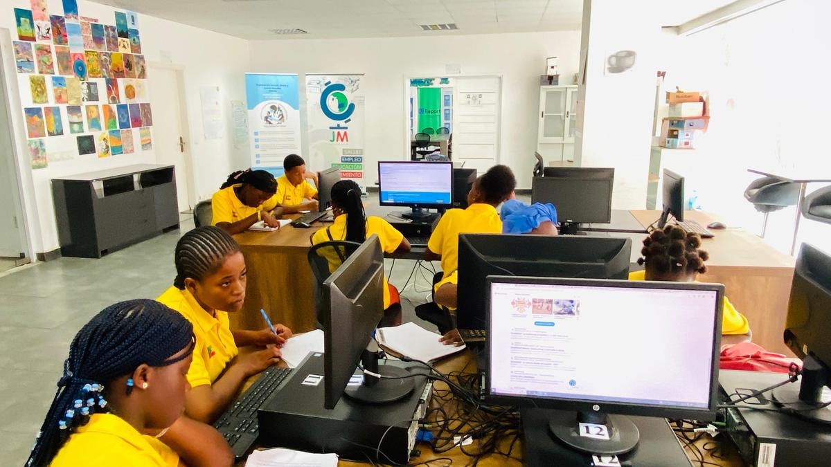 इक्वेटोरियल गिनी के छात्र एक ऑनलाइन सत्र में भाग ले रहे हैं।