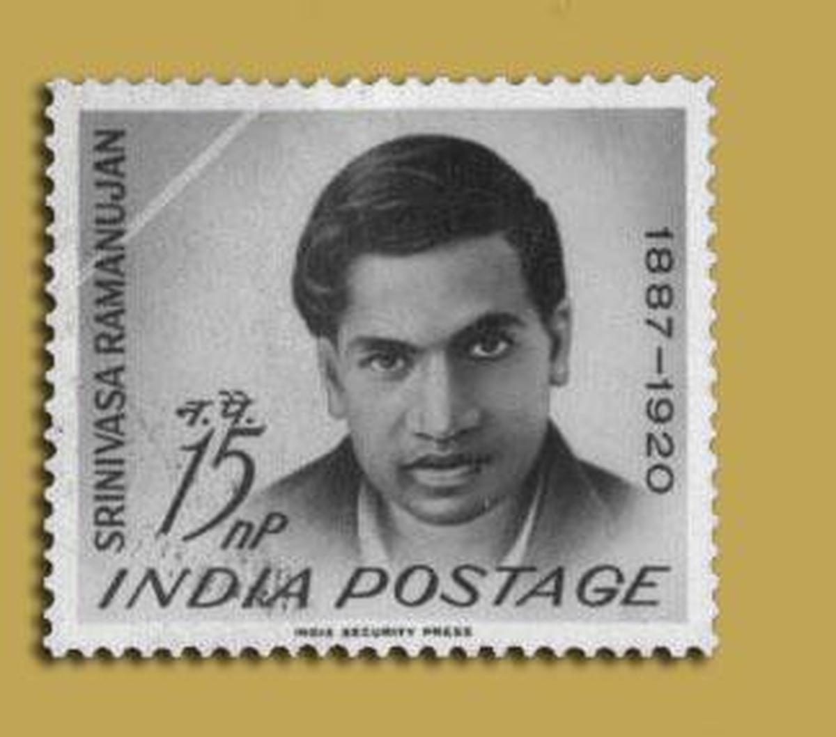 Faksimile poštovní známky vydané oddělením pošt a telegrafů k 75. narozeninám Srinivasy Ramanujana 22. prosince 1962.