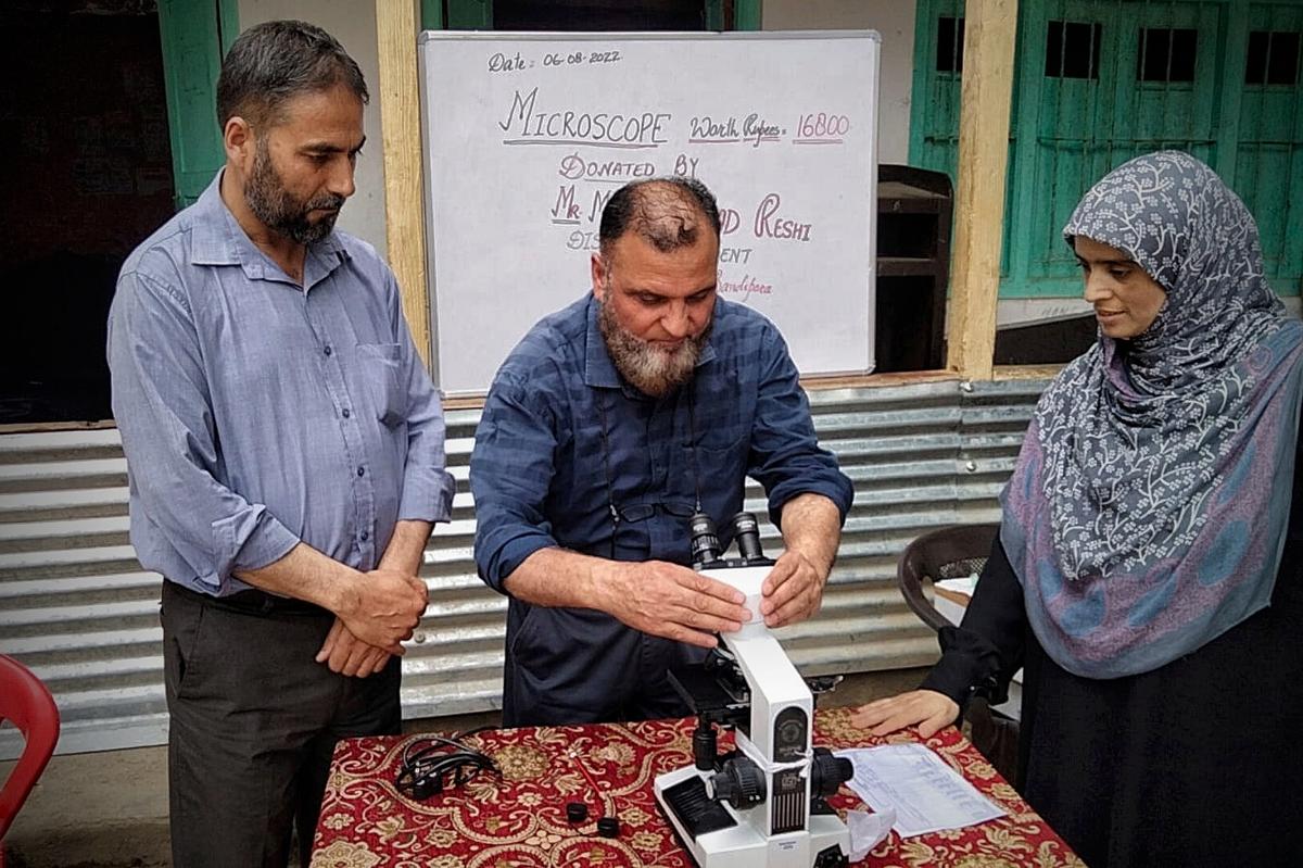 A resident of Bandipora donated a state-of-the-art microscope. Photo shows Javaid Jawad (left) | Photo: iStock/ Getty Images A resident of Bandipora donated a state-of-the-art microscope. Photo shows Javaid Jawad (left) | Photo: iStock/ Getty Images