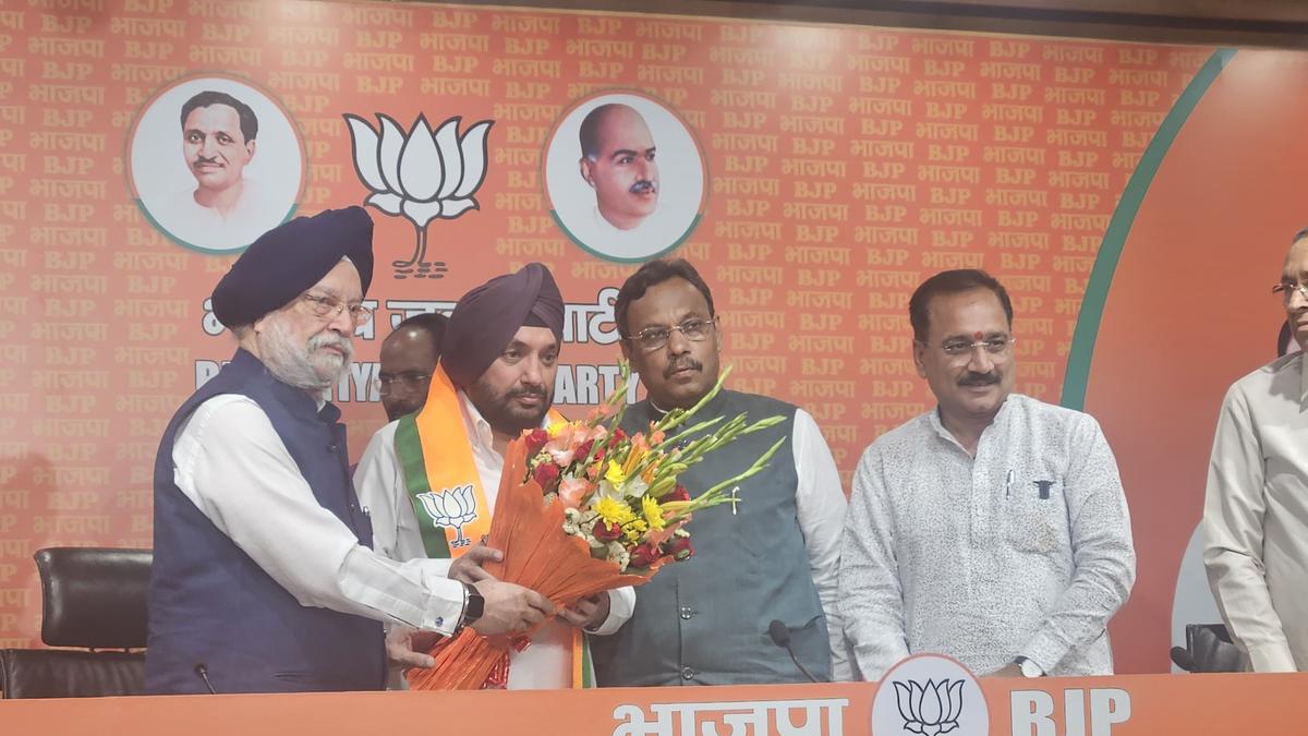 Arvinder Singh Lovely, former Delhi Congress chief, along with other former Congress leaders join BJP