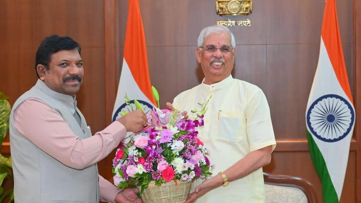 T.N. Chief Secretary, DGP (in-charge) call on Governor at Lok Bhavan