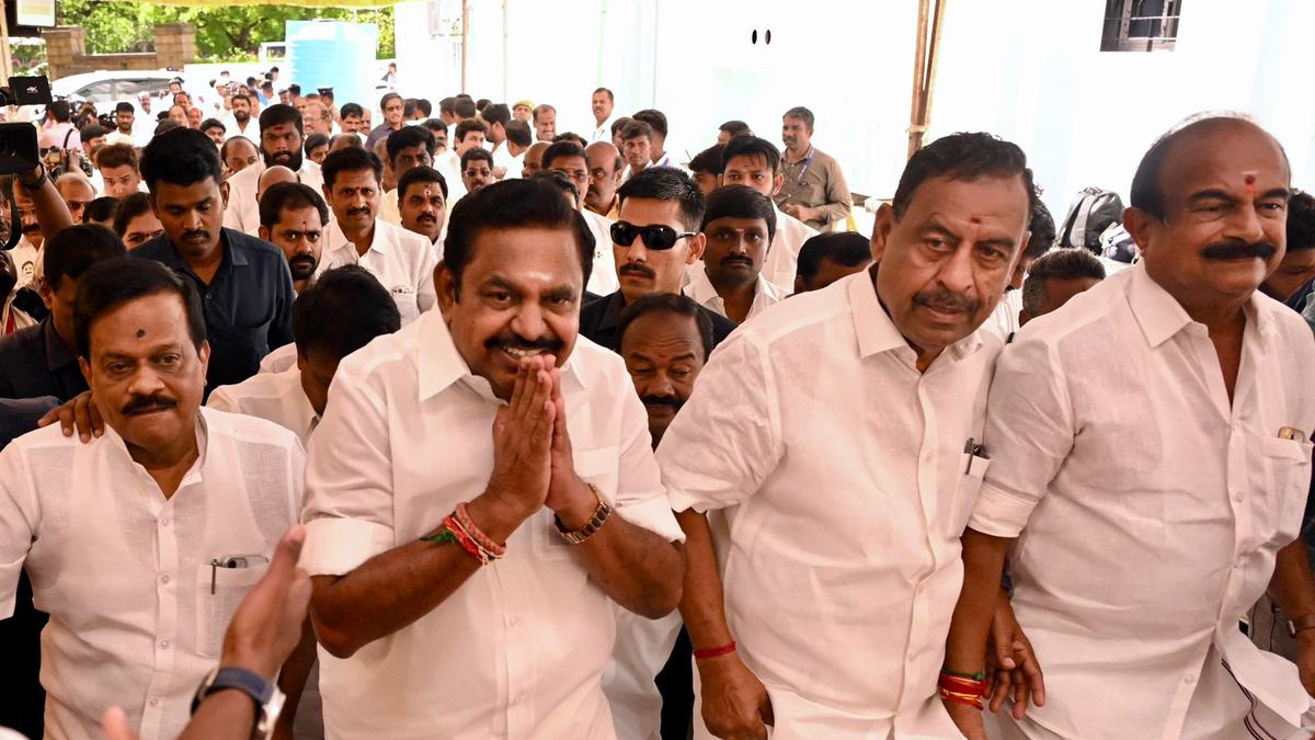 Palaniswami’s group slams AIADMK rebels headed by Shanmugam