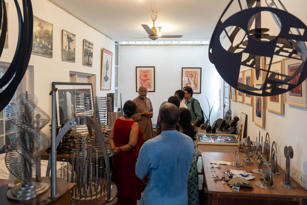 बालन नंबियार के होम स्टूडियो के हर कोने और कमरे में उनकी मूर्तियां, पेंटिंग, कैटलॉग, किताबें और कला से भरे हुए हैं बालन नंबियार के होम स्टूडियो के हर कोने और कमरे में उनकी मूर्तियां, पेंटिंग, कैटलॉग, किताबें और कला से भरे हुए हैं