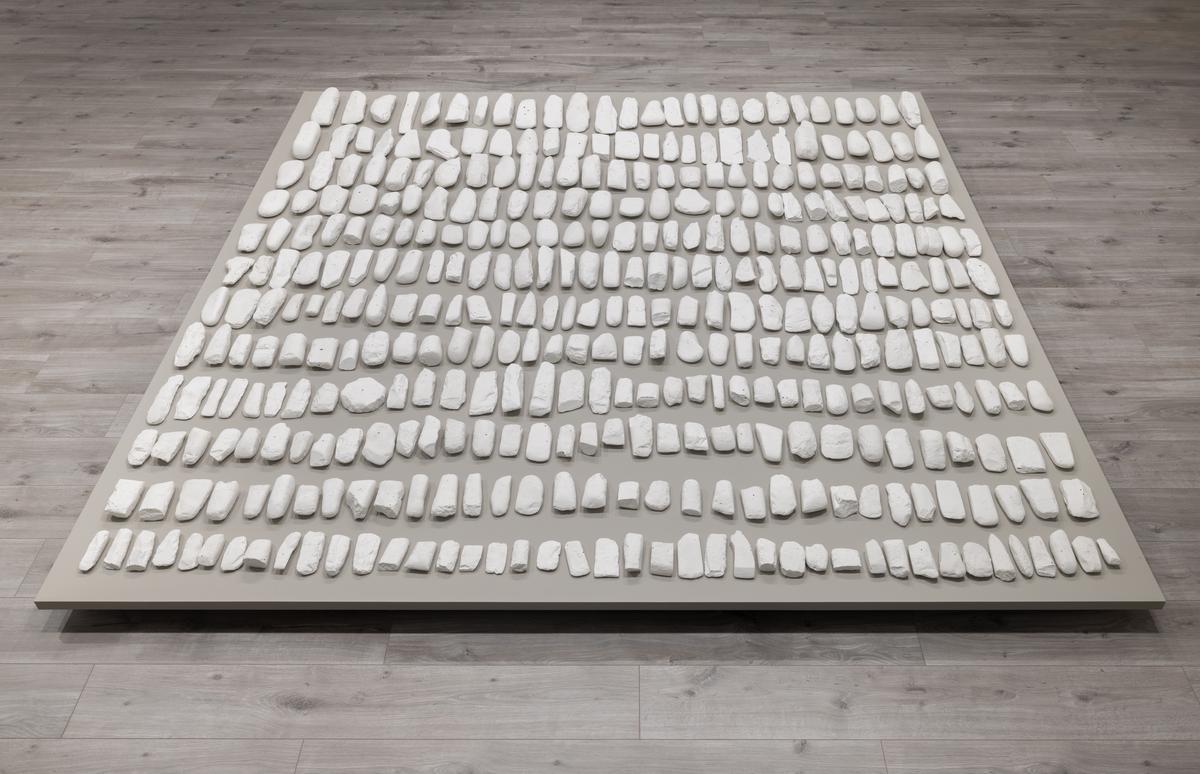 Stone Axes, 1993-1999, pietre bianche e vernice. 