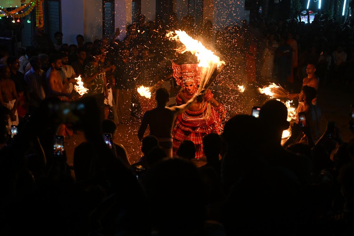 Theyyam è un rituale divino, a differenza delle performance artistiche come Kathakali e Koodiyattam.
