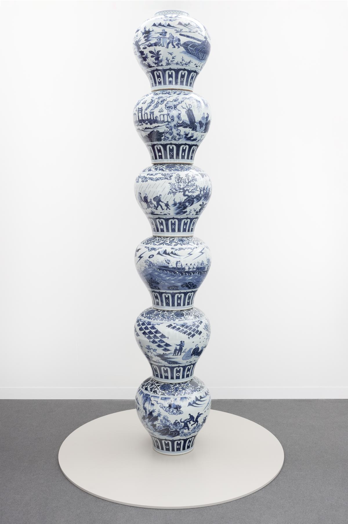 Colonna in porcellana con motivo di rifugiati, 2017.