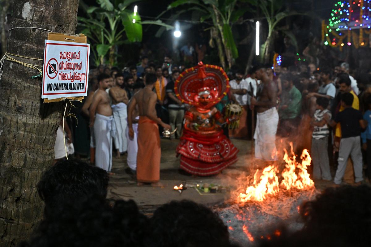 Da tempo immemorabile, le storie di Theyyam hanno attratto persone da terre lontane. 