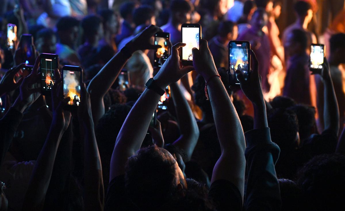 I fotografi interrompono le performance ritualistiche mentre mirano a quello scatto dall'angolazione perfetta.