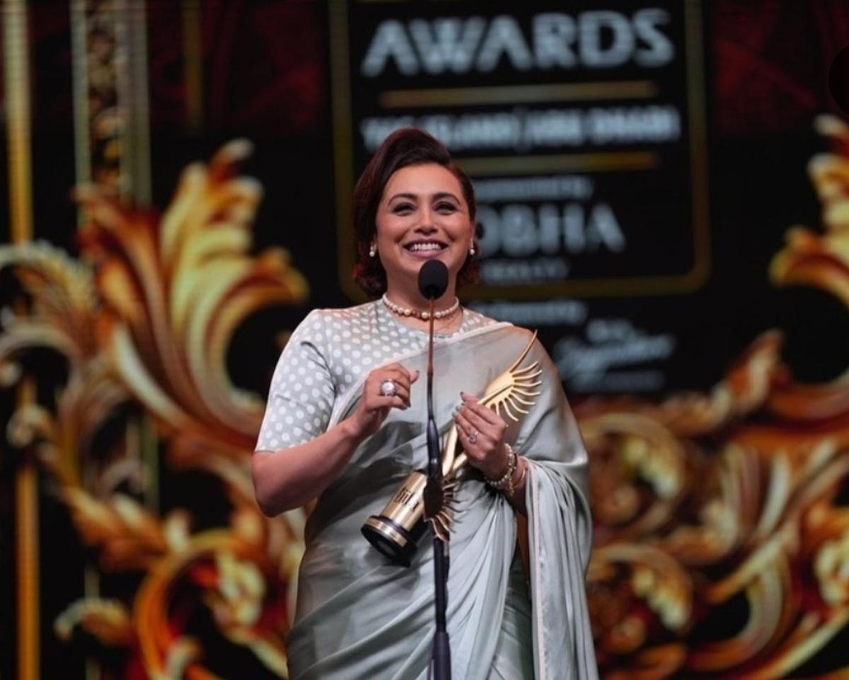 Rani Mukerji with the Best Actor award.