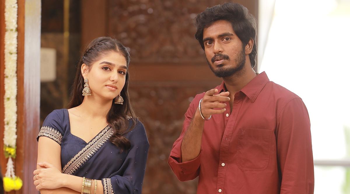 Abishan Jeevinth e Anaswara Rajan em 'Com Amor'