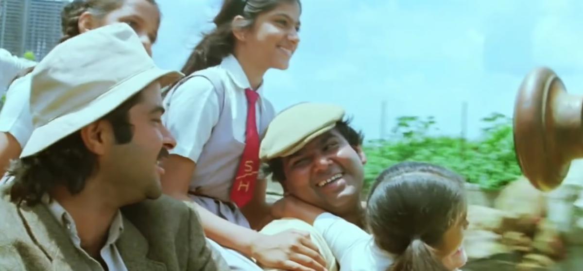 Satish Kaushik nodding along to ‘Zindagi Ki Yahi Reet Hai’ in ‘Mr. India’