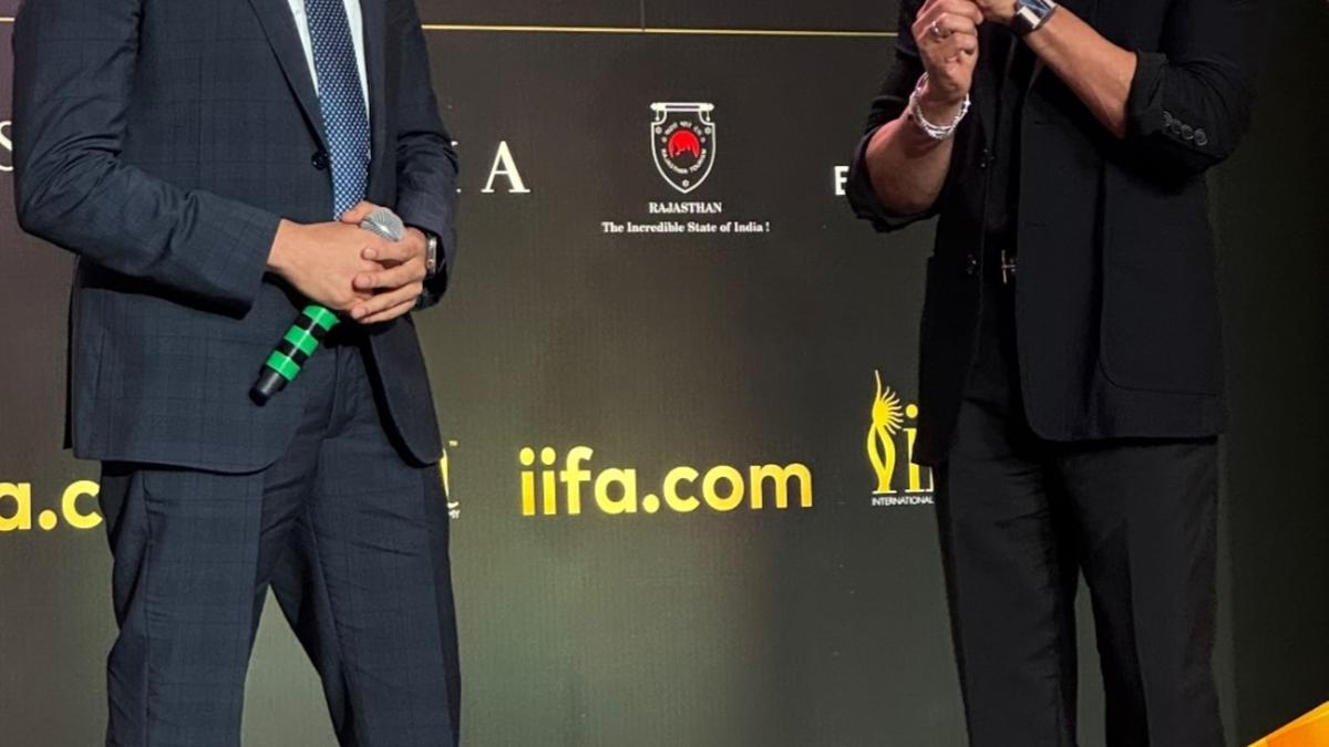 IIFA 2025 pre-event: Shah Rukh Khan teaches Kartik Aaryan how to host