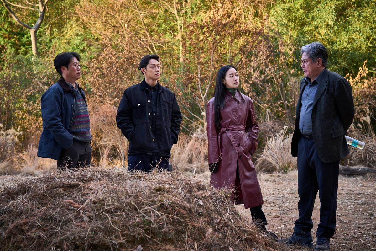 Yoo Hae-jin, Lee Do-hyun, Kim Go-eun and Choi Min-sik in a scene from 'Eghuma'