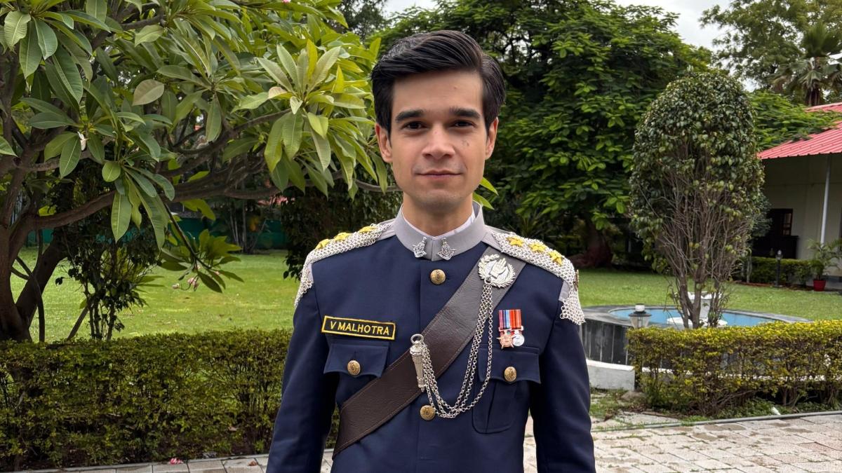 Vivaan Shah nel ruolo del Capitano Vijendra Malhotrain 