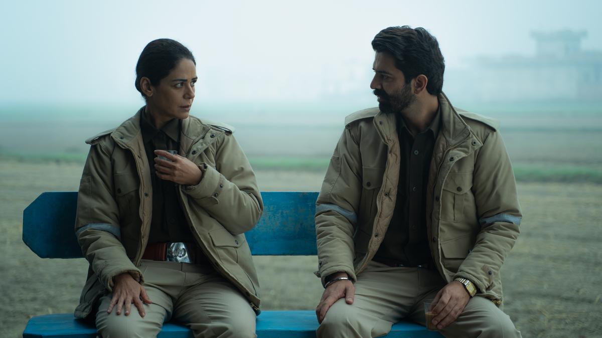 (Da esquerda para a direita) Mona Singh como Dhanwant Kaur, Barun Sobti como ASI Amarpal Garundi na 2ª temporada de 'Kohrra' 