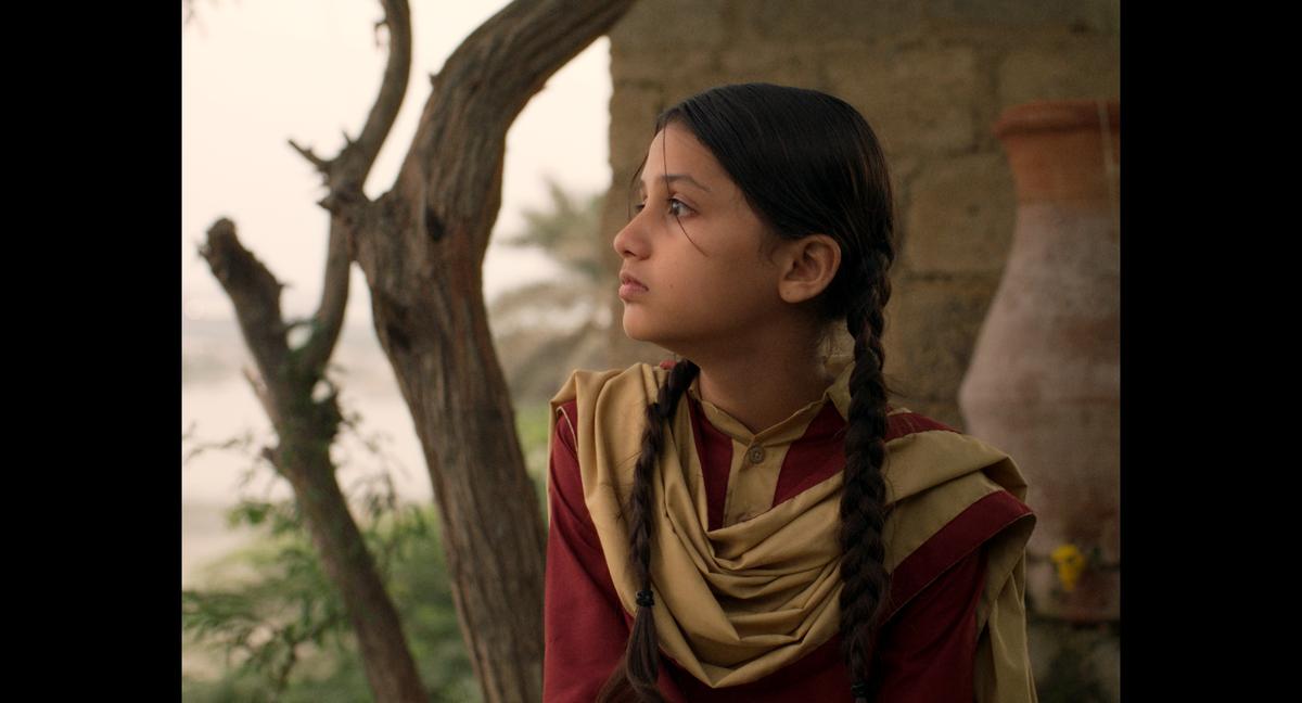 A atriz infantil Nazualiya Arsalan interpreta a personagem principal, Rabia, no filme paquistanês Ghost School (2025). 