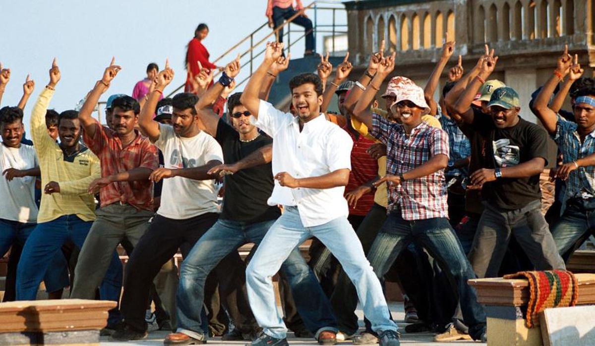 A still from the âSoora Thengaâ song from âGhilliâ