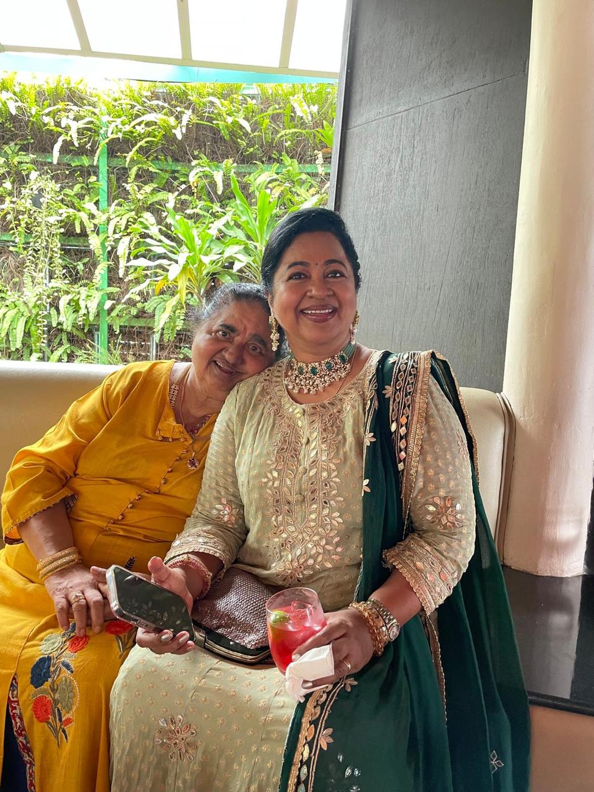 Radikaa Sarathkumar con la sua defunta madre Geetha, una tamil dello Sri Lanka.