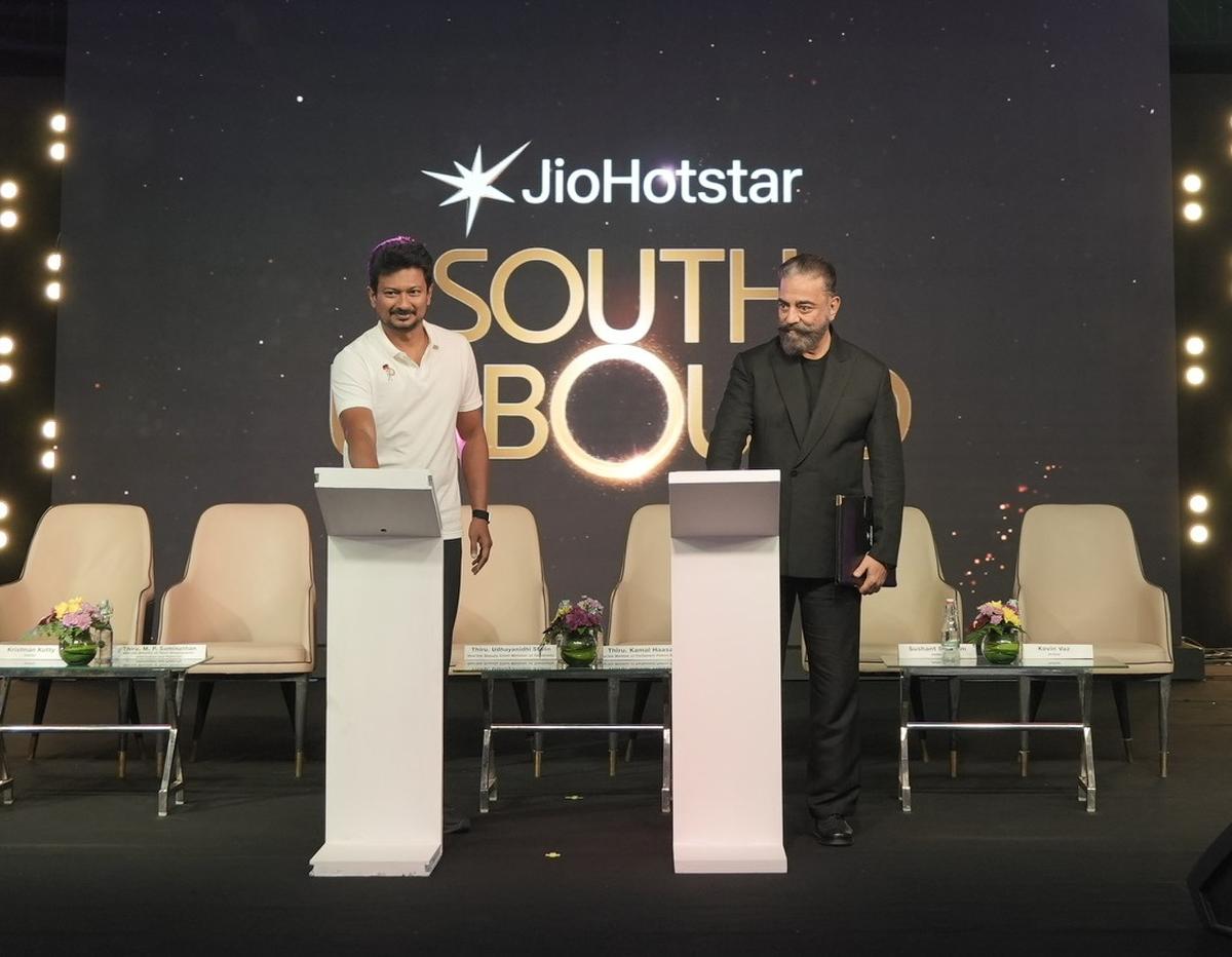 मंगलवार (9 दिसंबर, 2025) को चेन्नई में साउथ अनबाउंड कार्यक्रम में उदयनिधि स्टालिन और कमल हासन मंगलवार (9 दिसंबर, 2025) को चेन्नई में साउथ अनबाउंड कार्यक्रम में उदयनिधि स्टालिन और कमल हासन