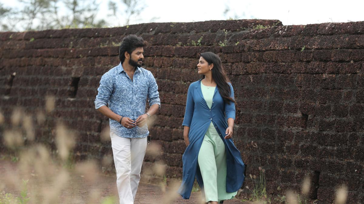 ‘Theera Kaadhal’ movie review: Fine performances a consolation in this dull romantic thriller