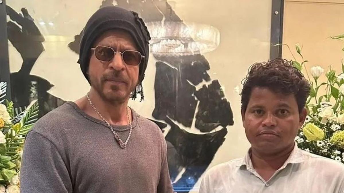 Shah Rukh Khan meets fan from Jharkhand who waited for him outside Mannat for 95 days