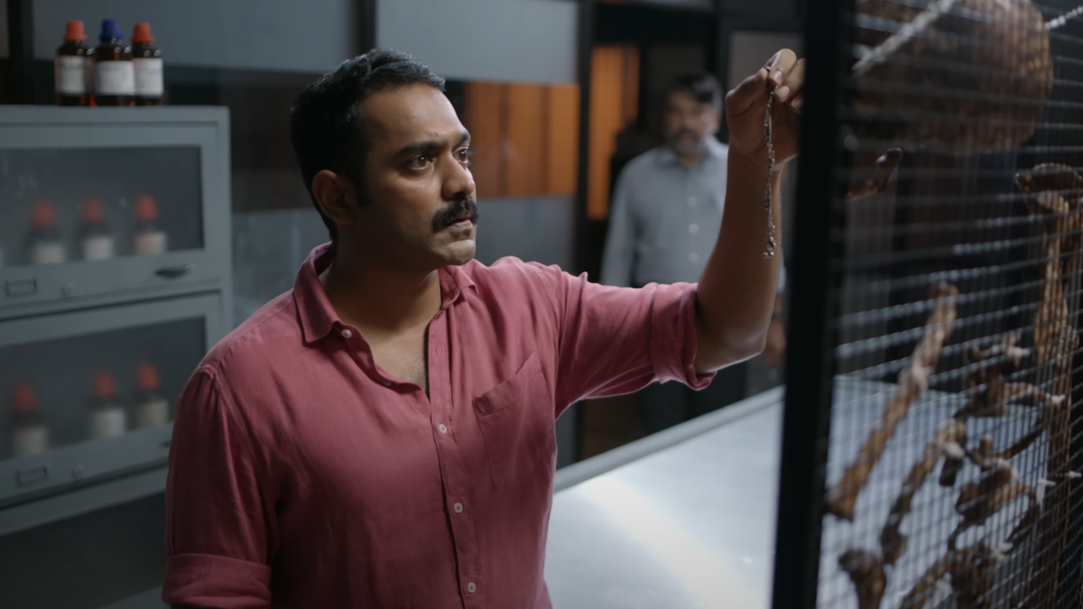 ‘Rekhachithram’ movie review: Asif Ali, Anaswara Rajan impress in this clever thriller that presents an alternate cinema history