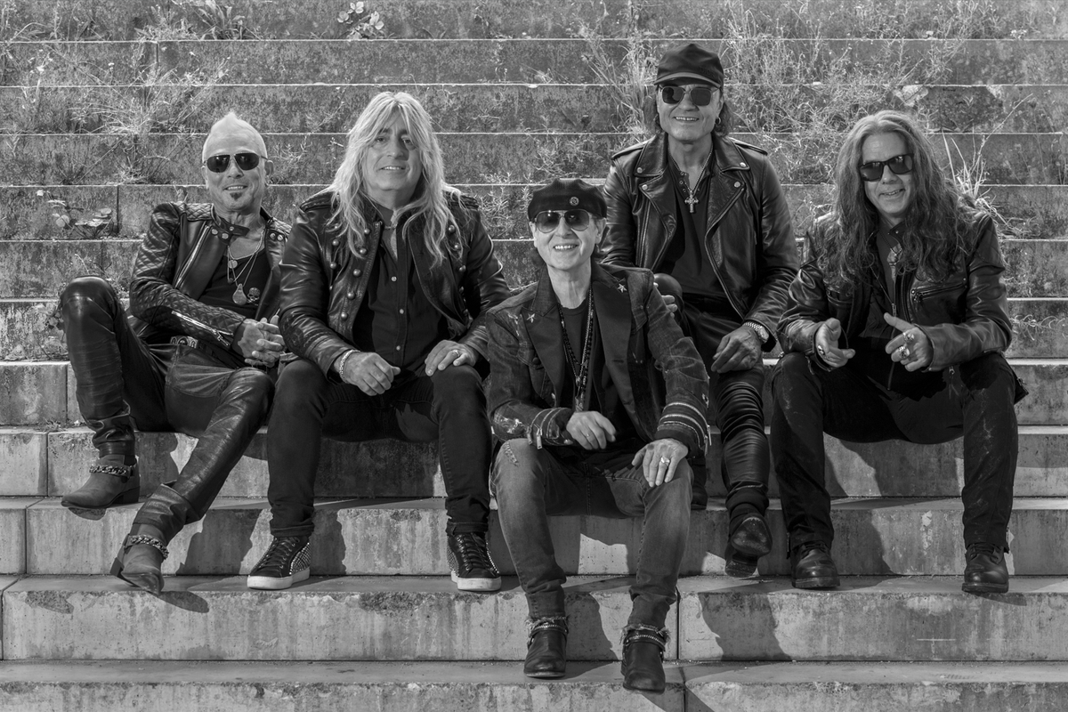 (LR) Rudolf Schenker, Mikkey Dee, Klaus Meine, Matthias Jabs e Paweł Mąciwoda degli Scorpions