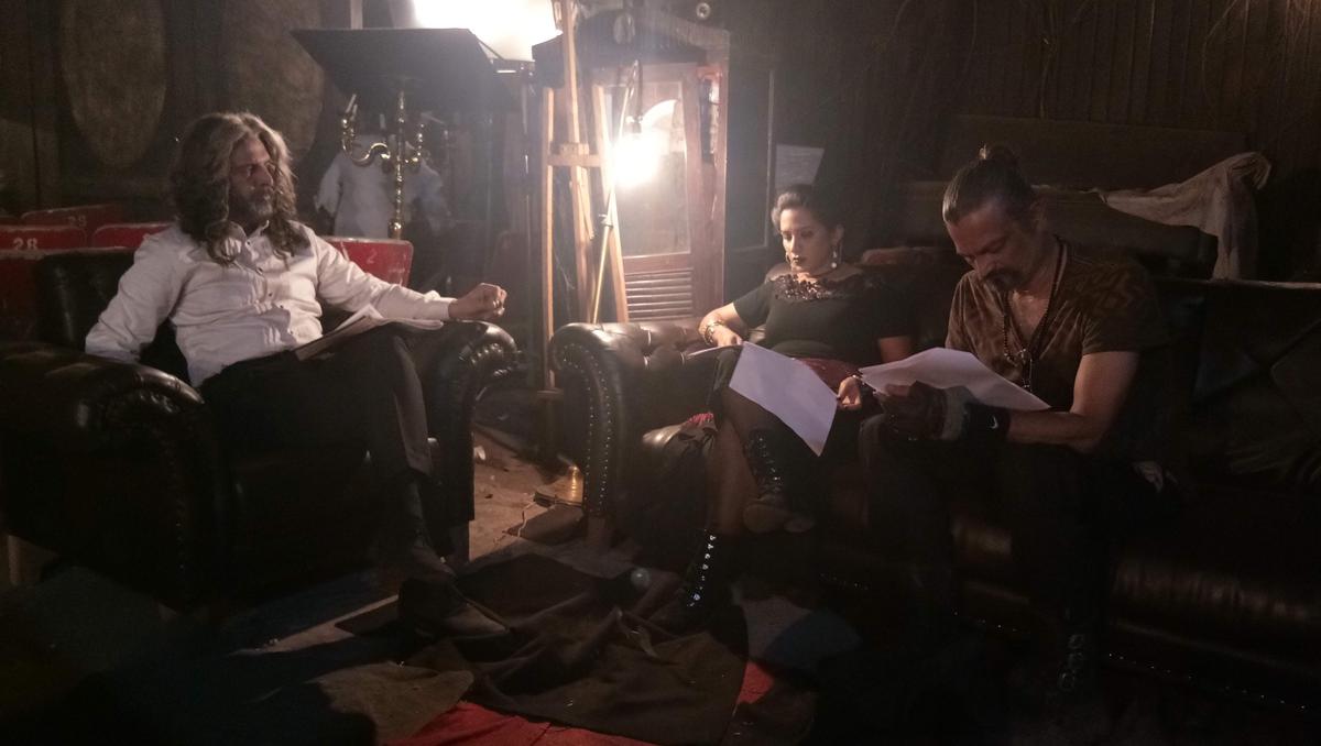 Javed Jaaferi junto com outros atores durante as filmagens