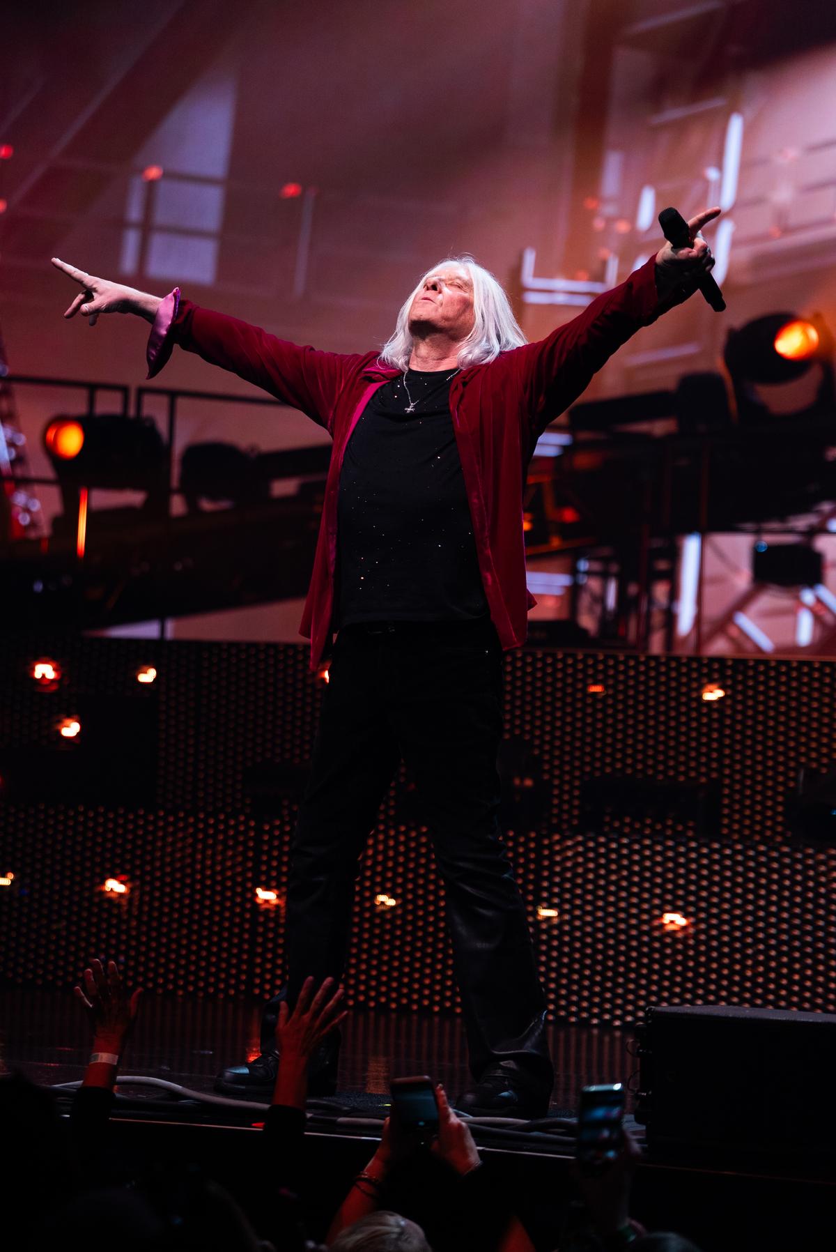 Il frontman dei Def Leppard Joe Elliot si esibisce dal vivo in concerto