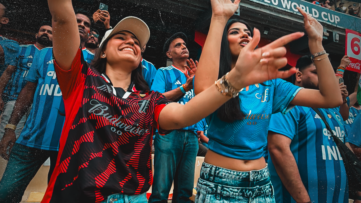 Legenda, penggemar, dan naik bus ke stadion: Pengalaman pertandingan Piala Dunia T20