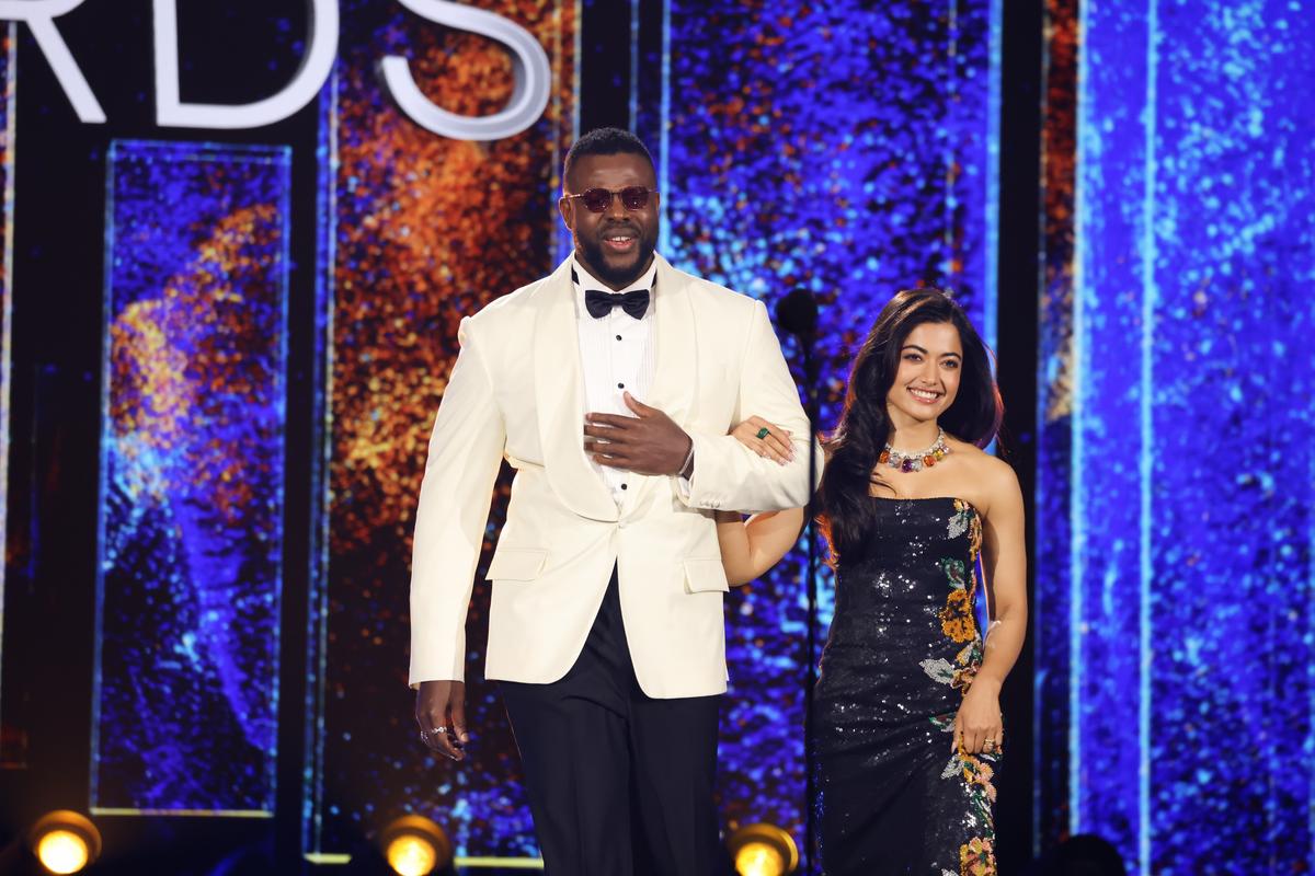 O ator de Hollywood Winston Duke e o ator indiano Rashmika Mandanna presentes no palco do 10º Crunchyroll Anime Awards 2026, realizado no Grand Prince Hotel Shin Takanawa em Tóquio O ator de Hollywood Winston Duke e o ator indiano Rashmika Mandanna presentes no palco do 10º Crunchyroll Anime Awards 2026, realizado no Grand Prince Hotel Shin Takanawa em Tóquio