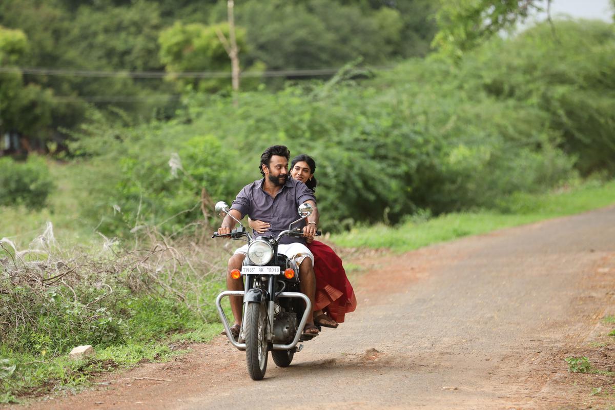 A still from ‘Kazhuvethi Moorkkan’