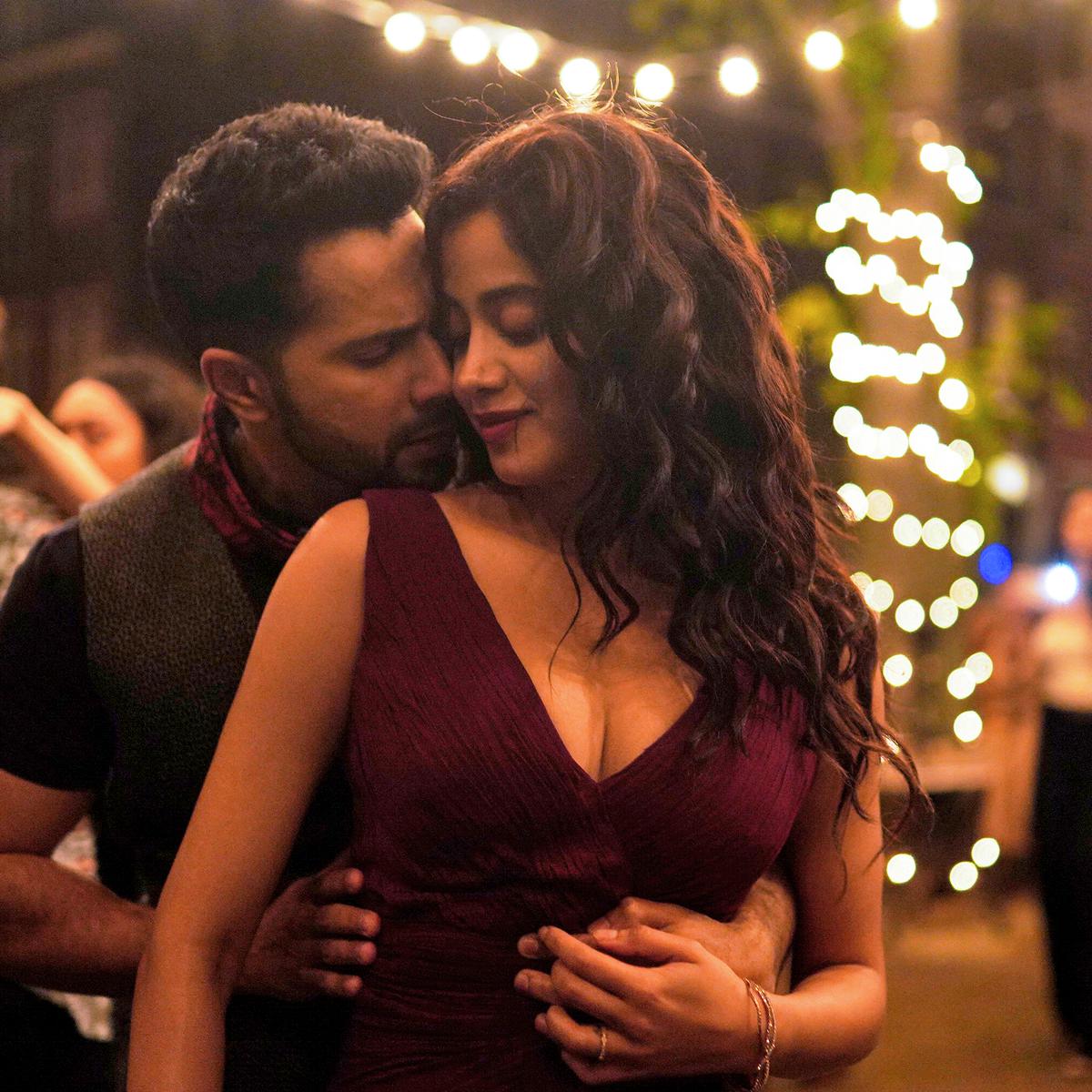 Varun Dhawan Ki Xxx Com Ladki Xxx - Bawaal' movie review: Varun Dhawan and Janhvi Kapoor struggle in bizarro  romance - The Hindu